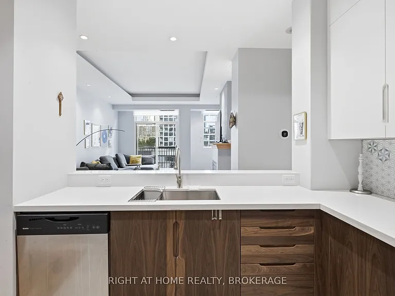 8 Wellesley St E #802 — Photo 8