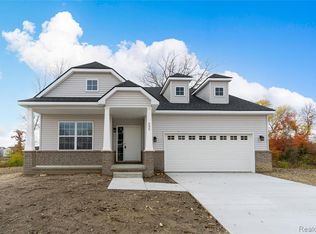 636 Pattan Dr, Wixom, MI 48393