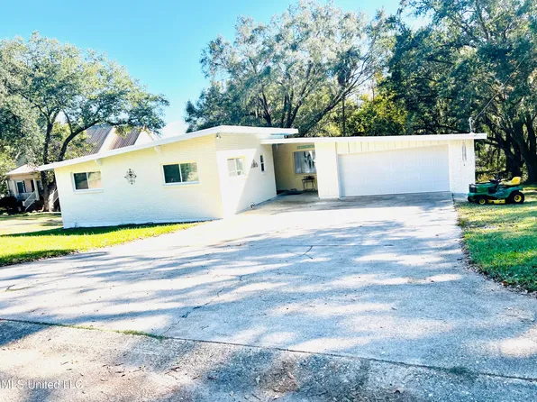 821 Powells Point Dr, Gautier, MS 39553