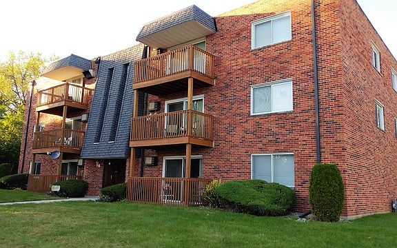 2nd image of 5752 W 128th St #304