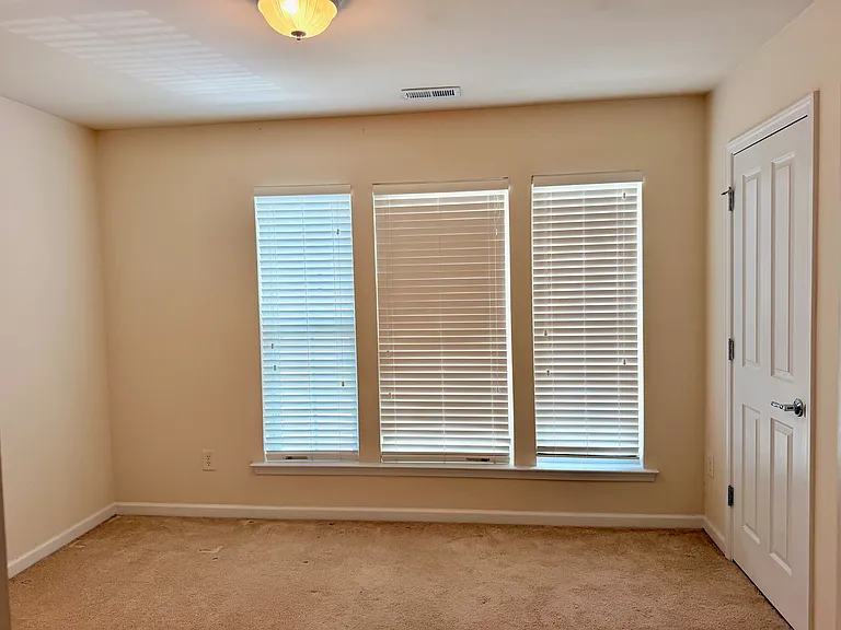 1004 Corwith Dr — Photo 8
