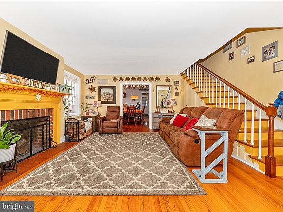 5th image of 114 E Irvin Ave