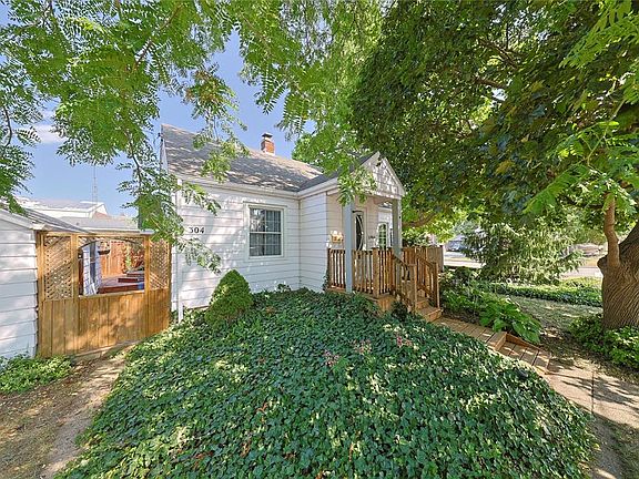 2nd image of 304 Lorne Ave