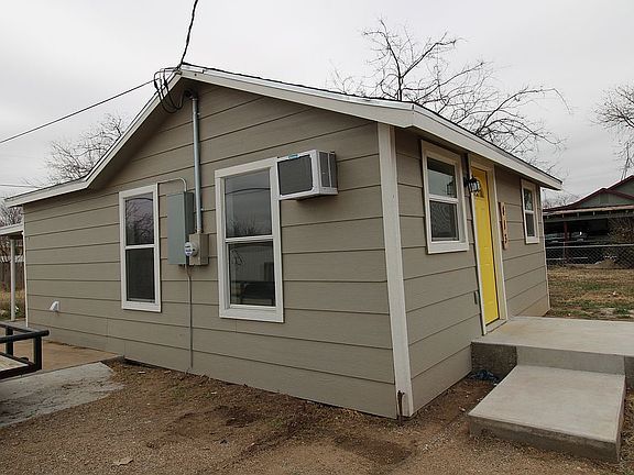 2nd image of 413 W Avenue U