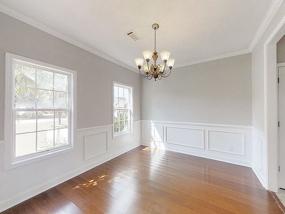 5th image of 207 Rose Hill Dr