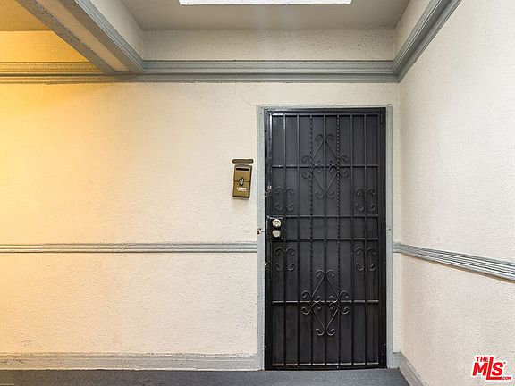 4th image of 4367 S Van Ness Ave Unit 4