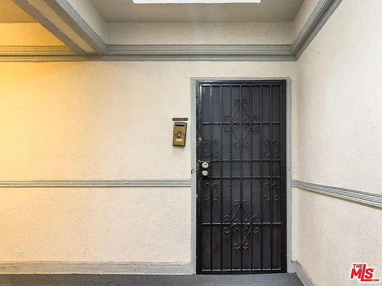 4367 S Van Ness Ave #4 — Photo 4