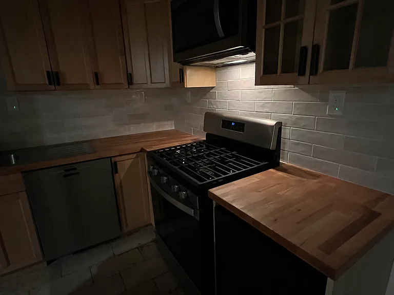 588 Wimbledon Rd NE — Photo 4