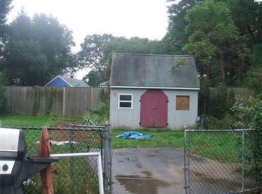 5th image of 556 Brockton Ave