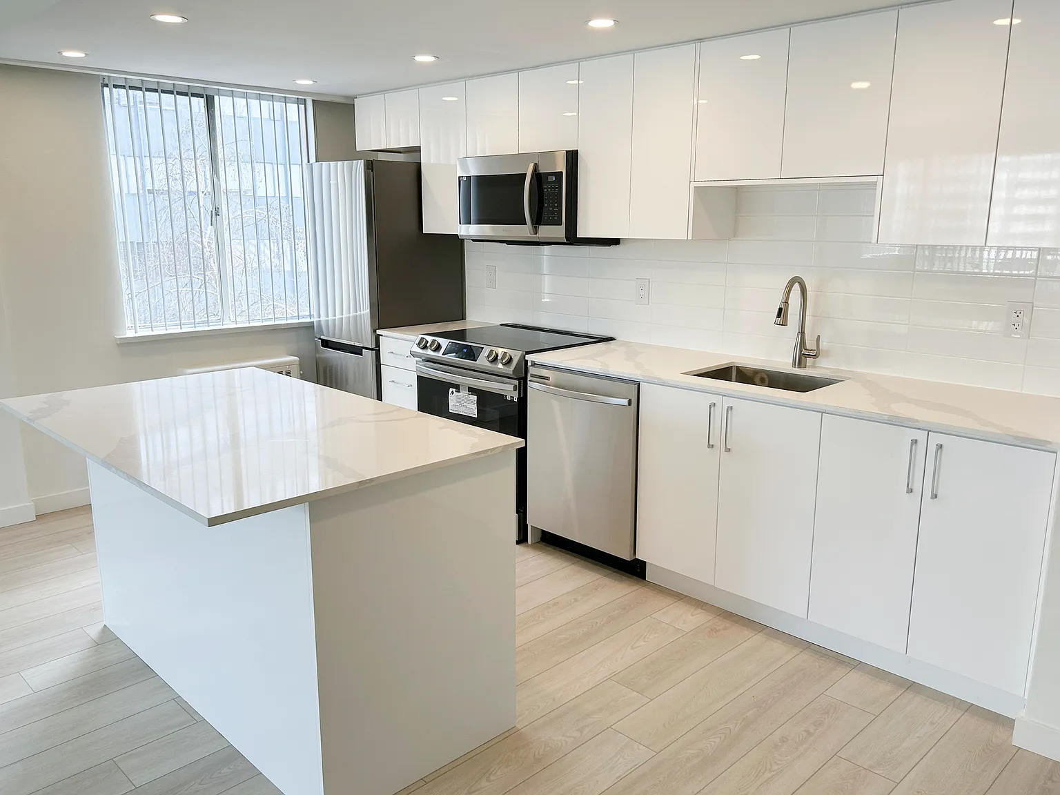 855 Jervis — Photo 3