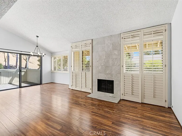 22127 Burbank Blvd #7 — Photo 2