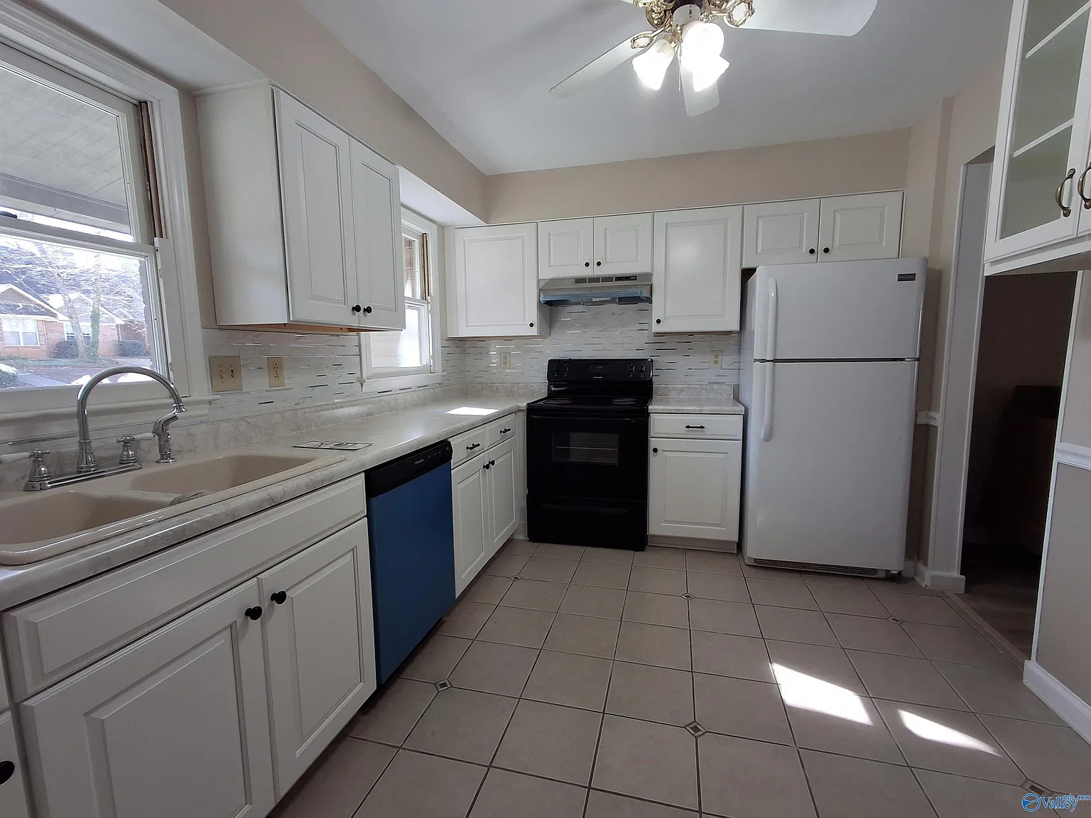 3 bed, 2.5 bath, 1620 sqft, $1,600 — Photo 3