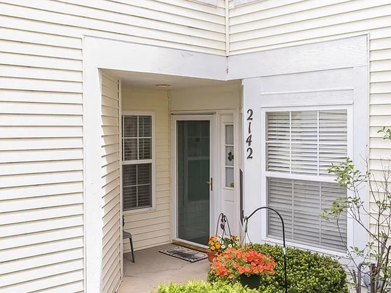 2142 Orchard Ln — Photo 2