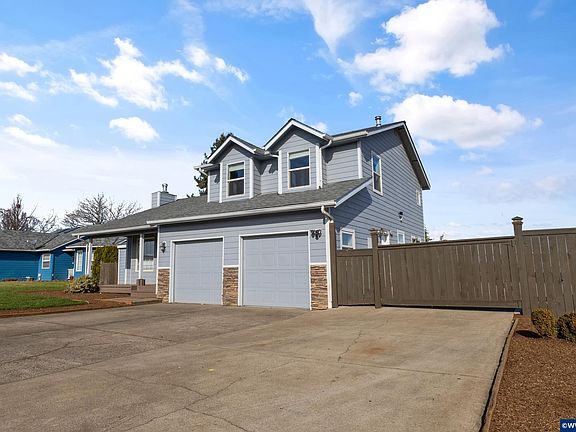 3rd image of 545 NE Overlook Way