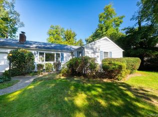 8 Oakway Dr, Stony Brook, NY 11790