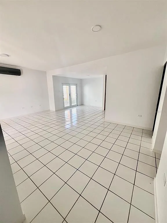 4 bed, 2.5 bath, 2558 sqft, $2,800 — Photo 2