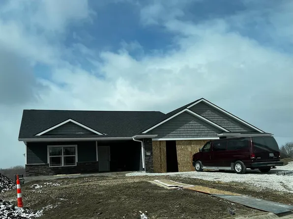 917 Red Oak St, Manchester, IA 52057