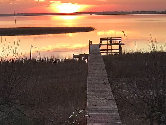 Dock has a nice bench