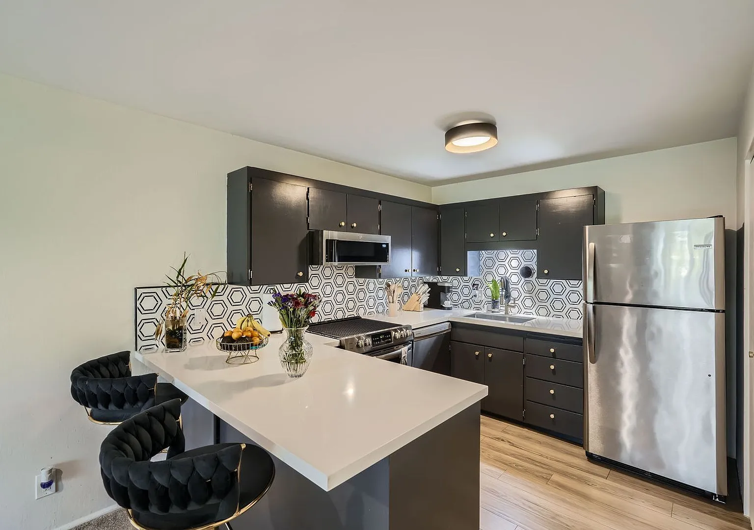 Top-Floor Corner Unit with Stunning Views in Renton A Commuter's Dream! — Photo 4
