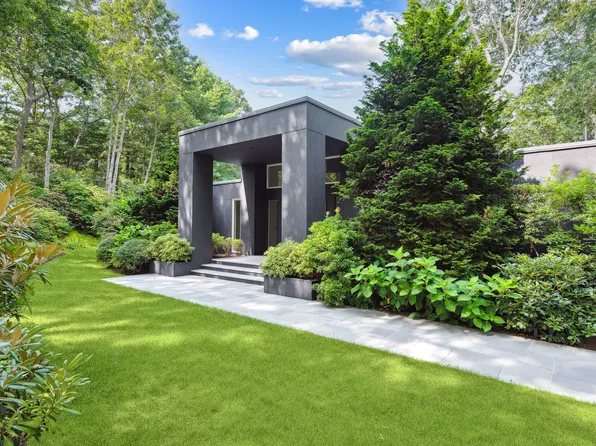 27 N Hollow Dr, East Hampton, NY 11937