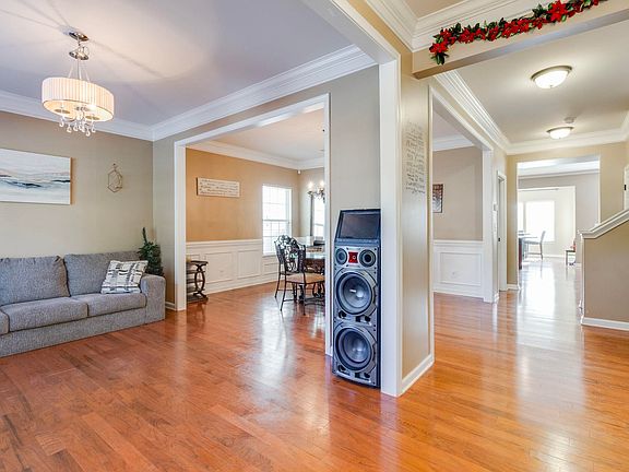 2nd image of 732 Stonebury Cir