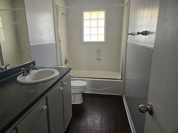 4th image of 512 1st St APT 4