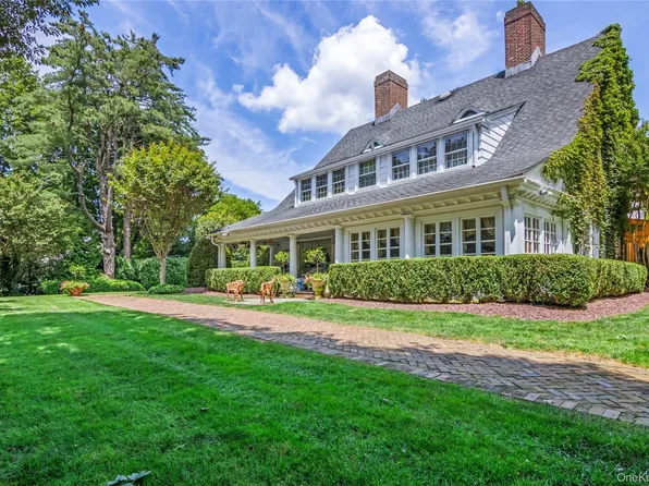 42 Clocktower Lane, Old Westbury, NY 11568