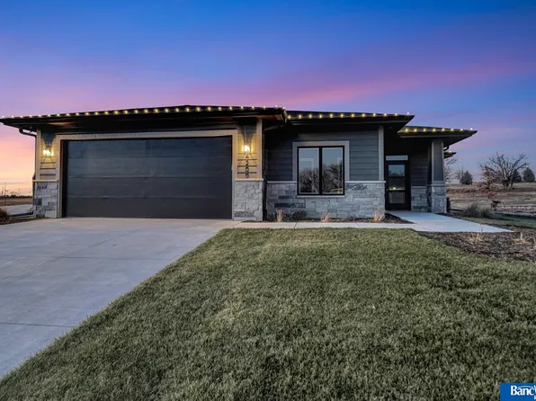 4200 Bluebell Ct, Lincoln, NE 68516