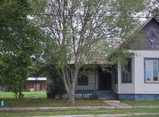 302 S Main St, Moulton, TX 77975