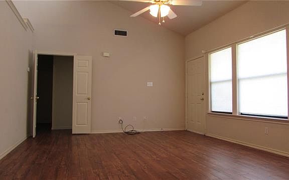 4th image of 901 Forest Cres