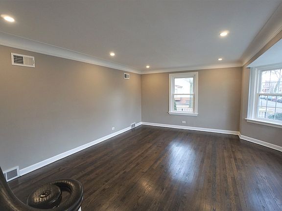 4th image of 5858 W Wrightwood Ave