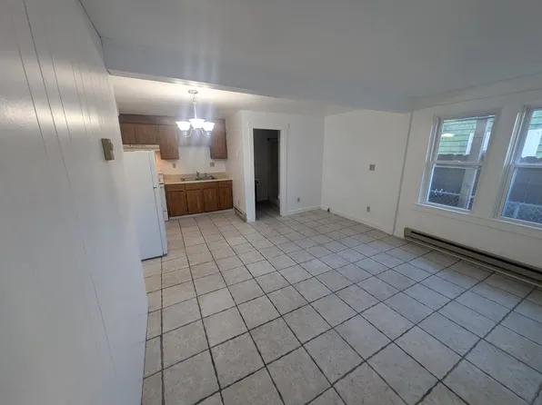 8 Mechanic St APT 2, Farmington, NH 03835