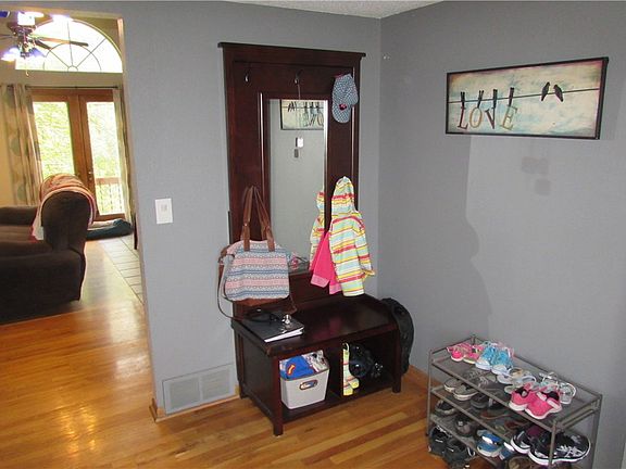 3rd image of 1420 Northview Dr