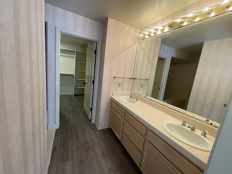 7647 Bridgeview Dr — Photo 16