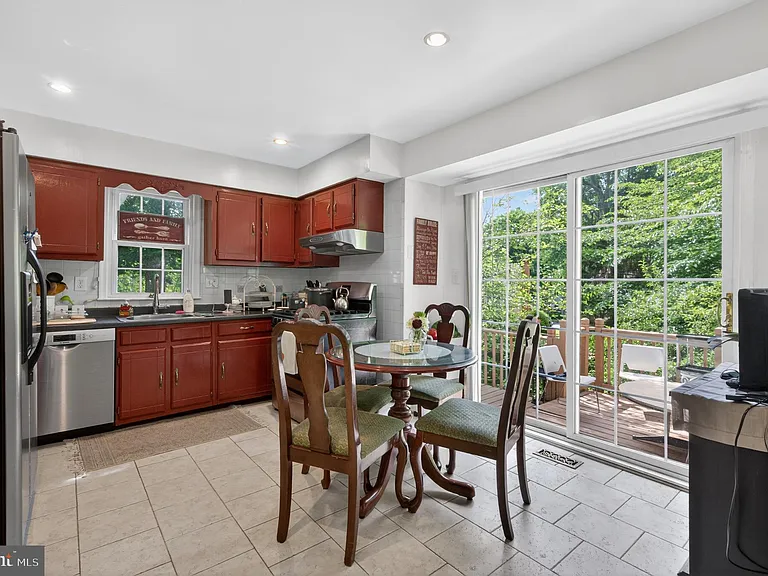 8815 Newport Ct — Photo 12