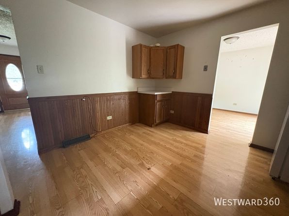 16 Longwood Dr