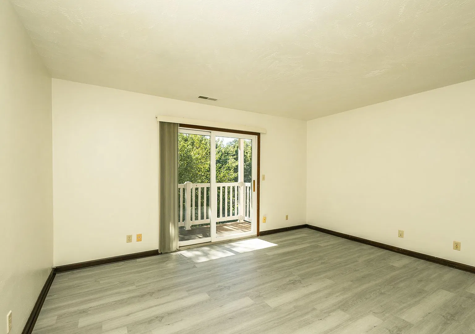 6917 Military Ave — Photo 2