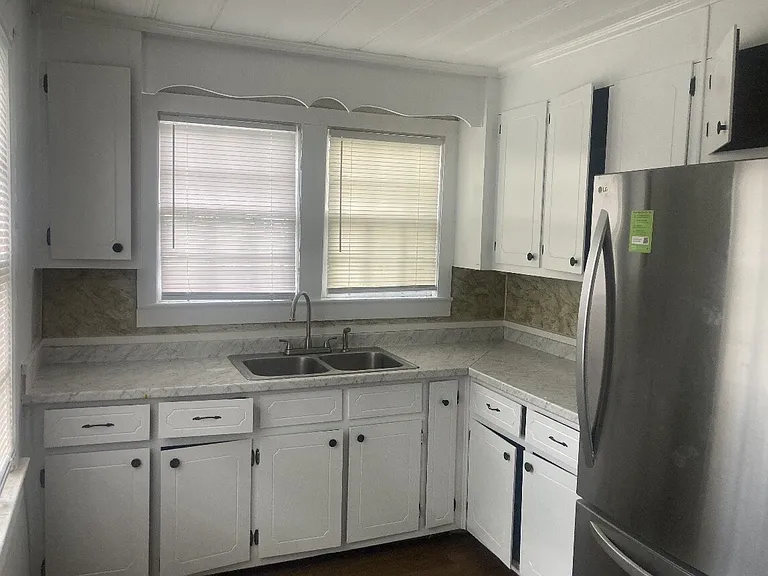 230 W Wood St — Photo 5