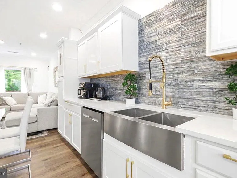 21845 Jarvis Sq — Photo 5
