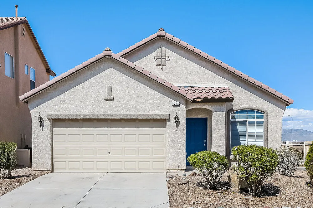 3 bed, 2.0 bath, 1615 sqft, $2,105 — Photo 1
