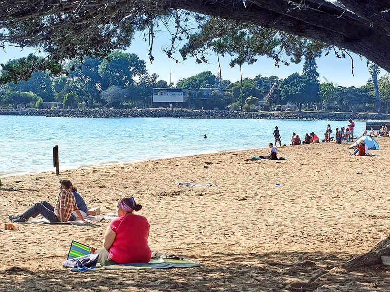 10 minute drive to Alameda Beach.