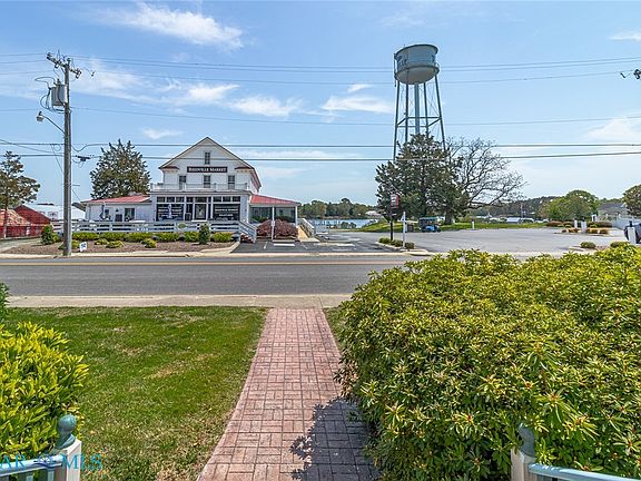 4th image of 742 Main St