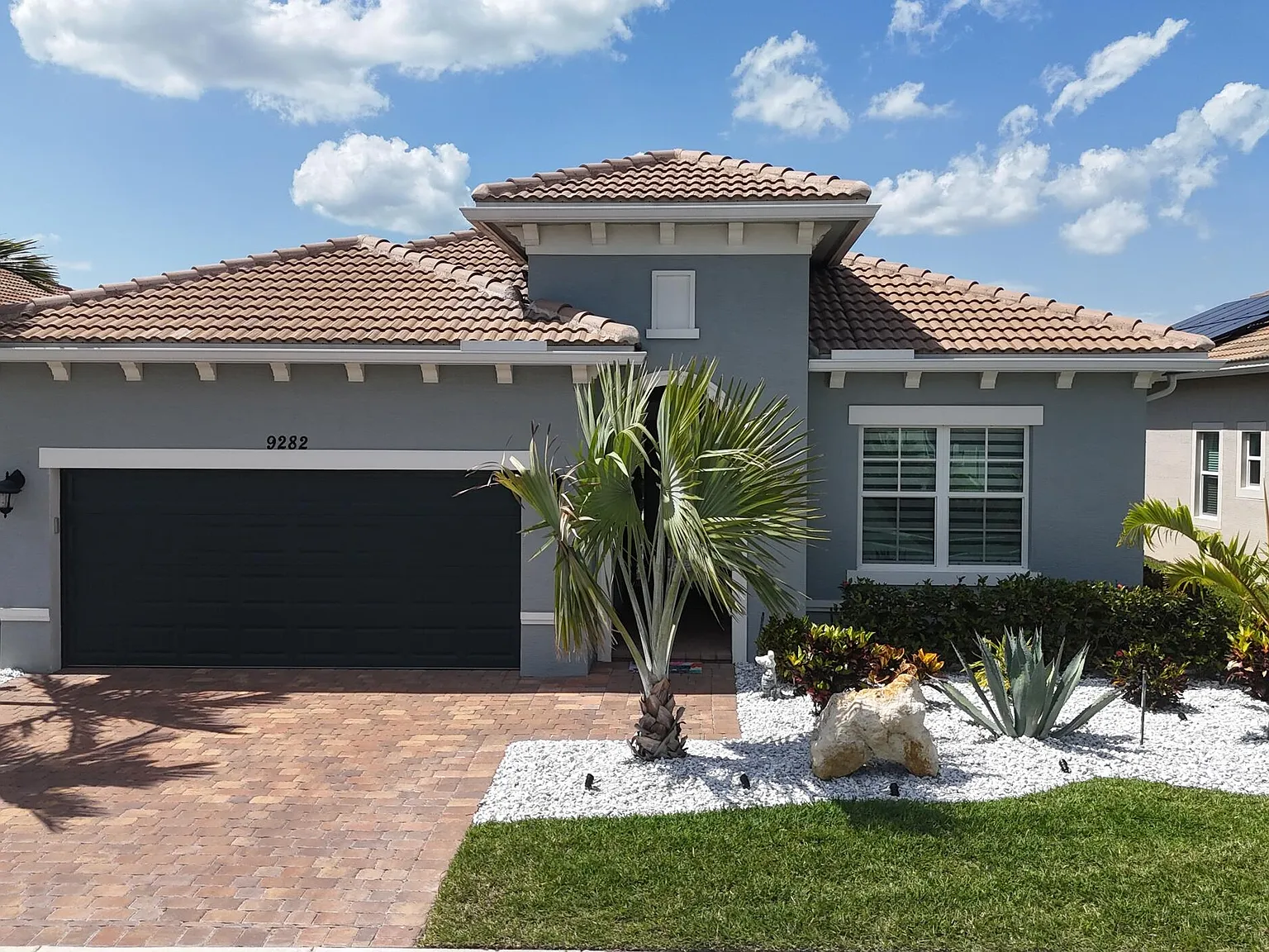 3 bed, 2.0 bath, 1932 sqft, $4,900 — Photo 3