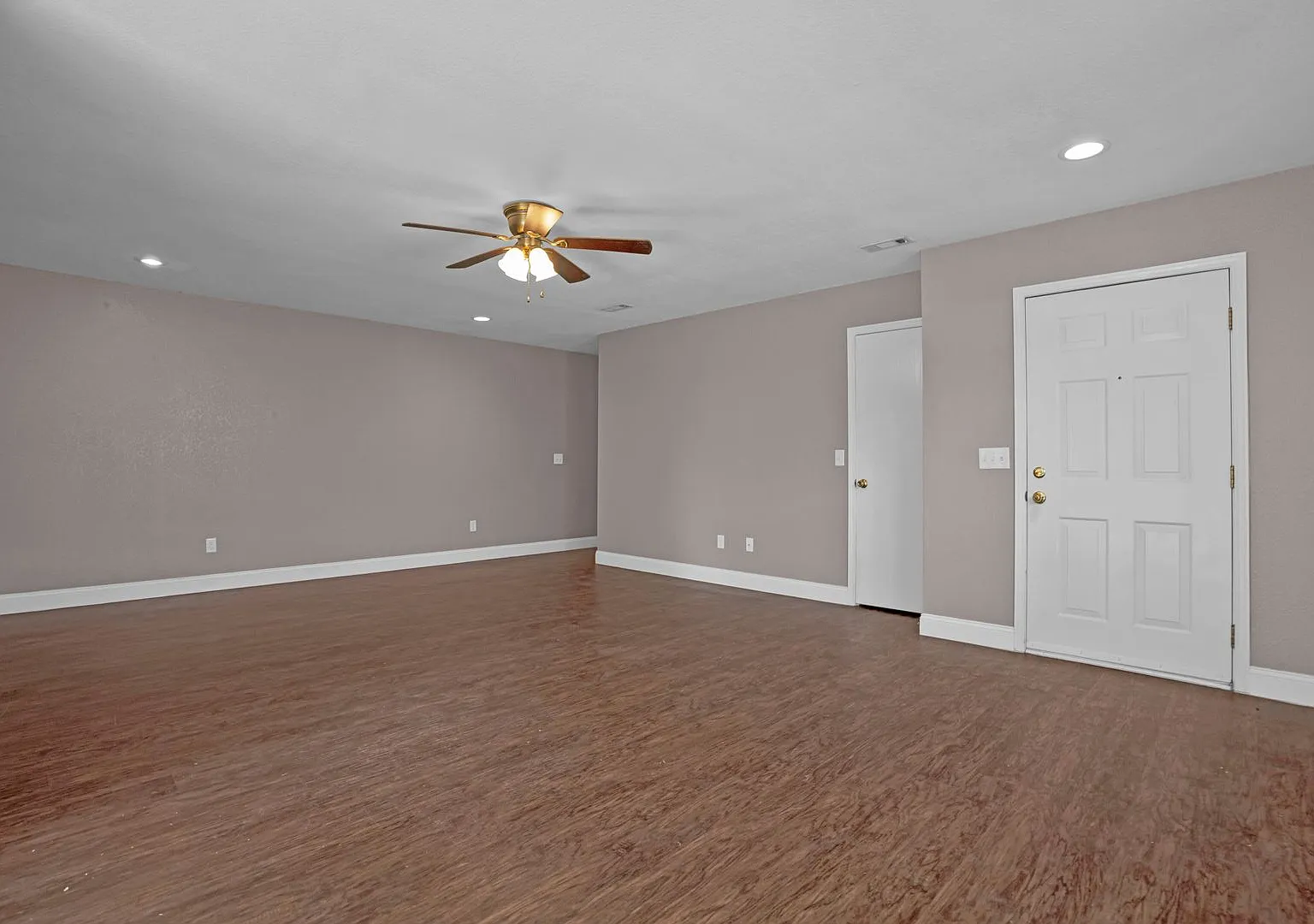 Updated 3-bedroom 2 bath home in Fayetteville!! Centrally Located!! — Photo 3