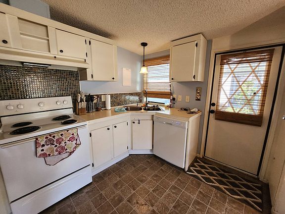 4th image of 2483 Lakeside Dr