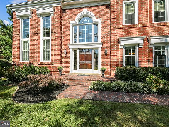 3rd image of 17539 Applewood Ln