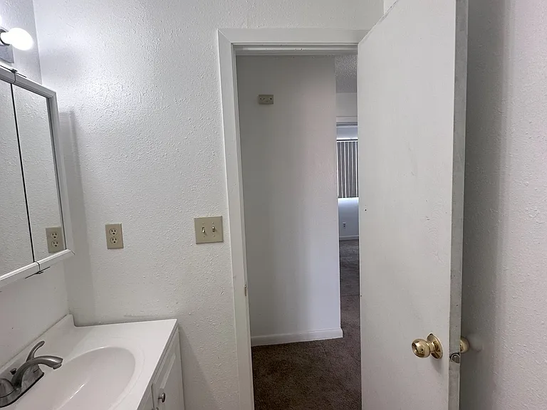 1627 W Maple St — Photo 5