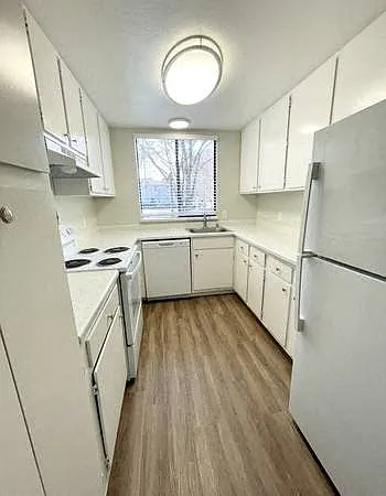 Cambridge Court Townhomes — Photo 8