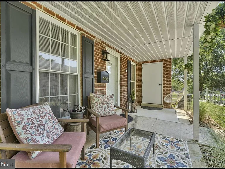 406 Middleton Pl W — Photo 1