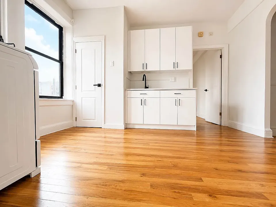 656 Metropolitan Ave #3B
